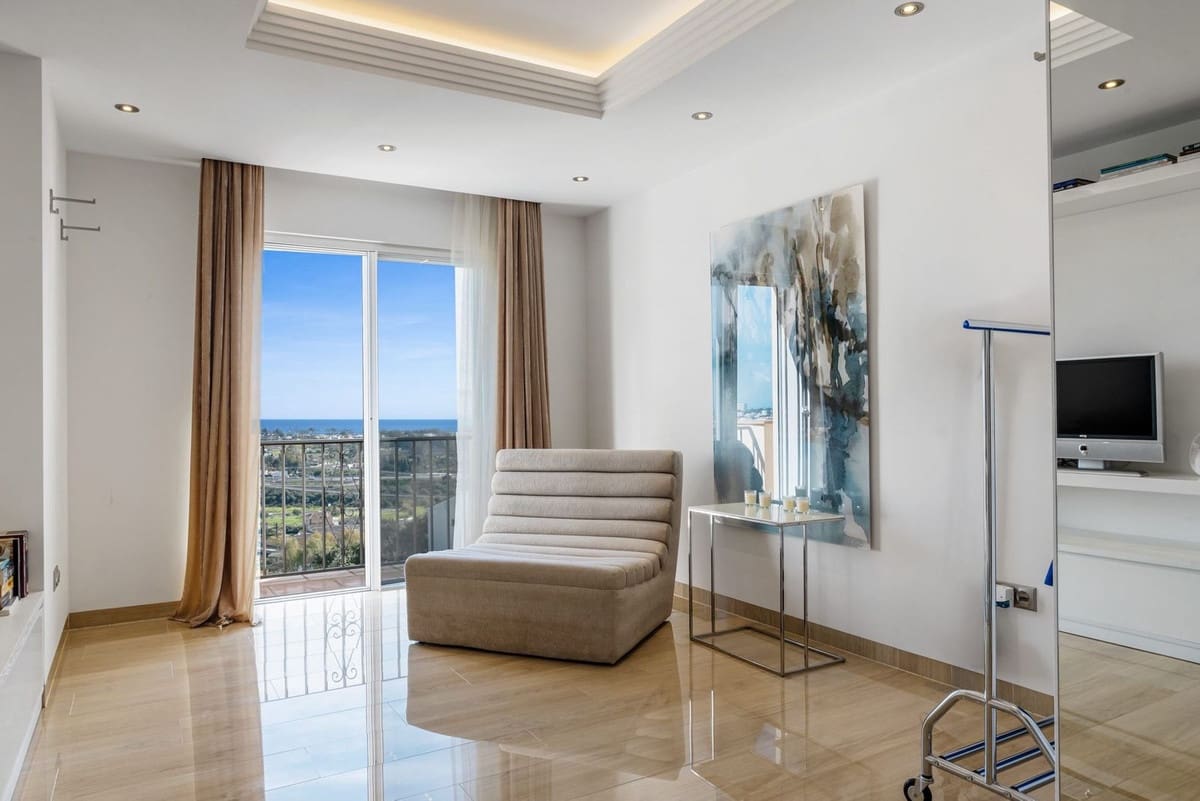 4 bedroom Apartment for sale in Benahavis with garage - € 2,650,000 (Ref: 10033088)