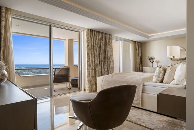 4 bedroom Apartment for sale in Benahavís with garage - € 2,650,000 (Ref: 10033088)