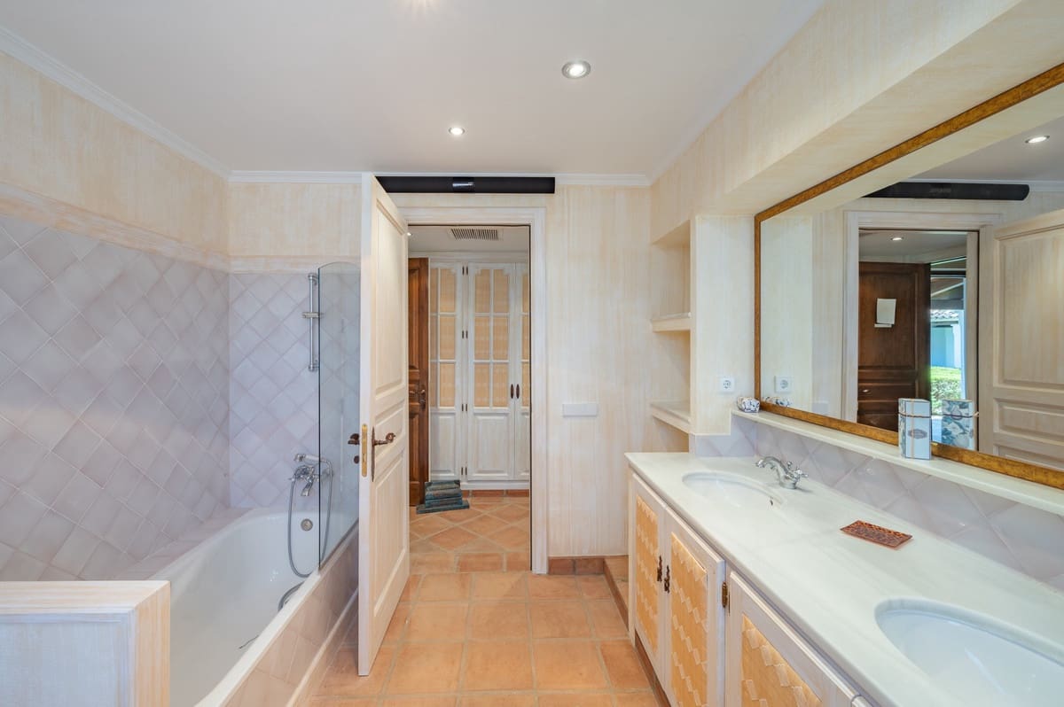10 camera da letto Villa in vendita in El Velerin con piscina - 7.500.000 € (Rif: 10034327)
