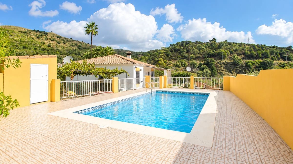 3 slaapkamer Villa te koop in Estepona met zwembad garage - € 475.000 (Ref: 10034328)