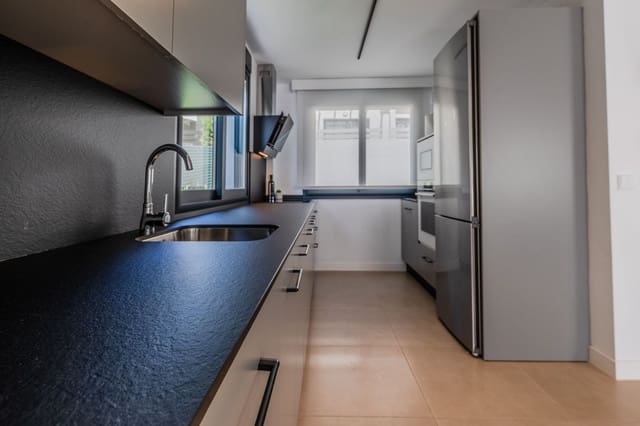 3 makuuhuone Omakotitalo myytävänä paikassa El Paraiso, Estepona mukana uima-altaan 
autotalli - 513 000 € (Ref: 10034403)