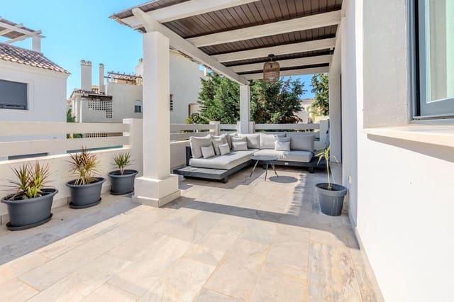 3 makuuhuone Omakotitalo myytävänä paikassa El Paraiso, Estepona mukana uima-altaan 
autotalli - 513 000 € (Ref: 10034403)