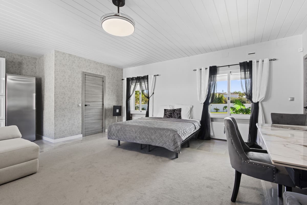 5 sovrum Villa till salu i Estepona med garage - 4 350 000 € (Ref: 10034411)