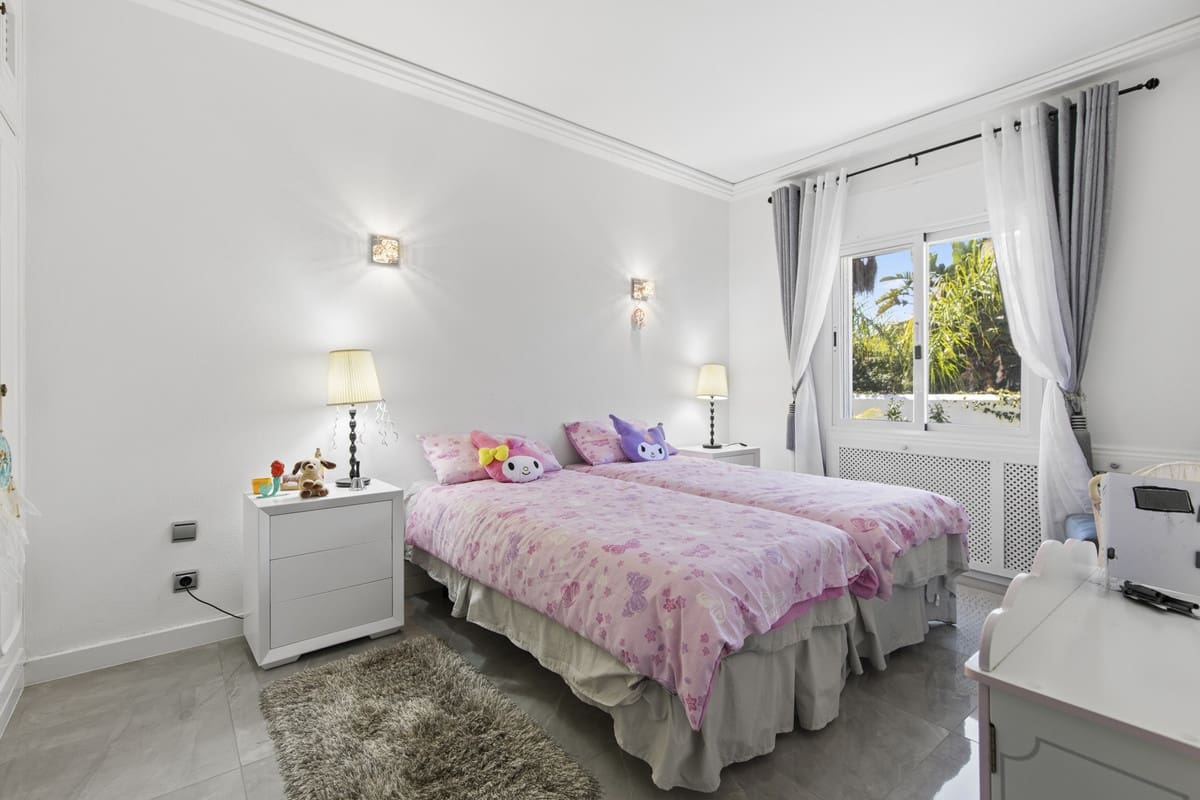 5 sovrum Villa till salu i Estepona med garage - 4 350 000 € (Ref: 10034411)