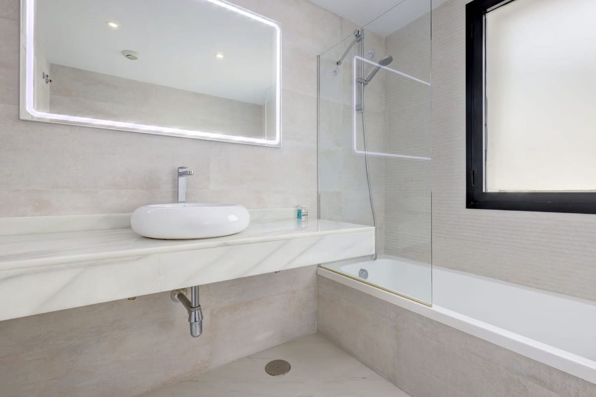 Apartamento de 2 habitaciones en Estepona en venta con piscina garaje - 565.000 € (Ref: 10034528)