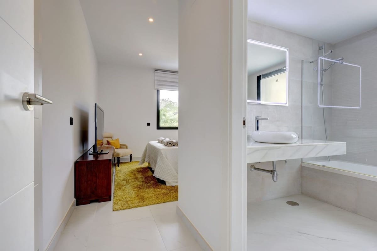 Apartamento de 2 habitaciones en Estepona en venta con piscina garaje - 565.000 € (Ref: 10034528)
