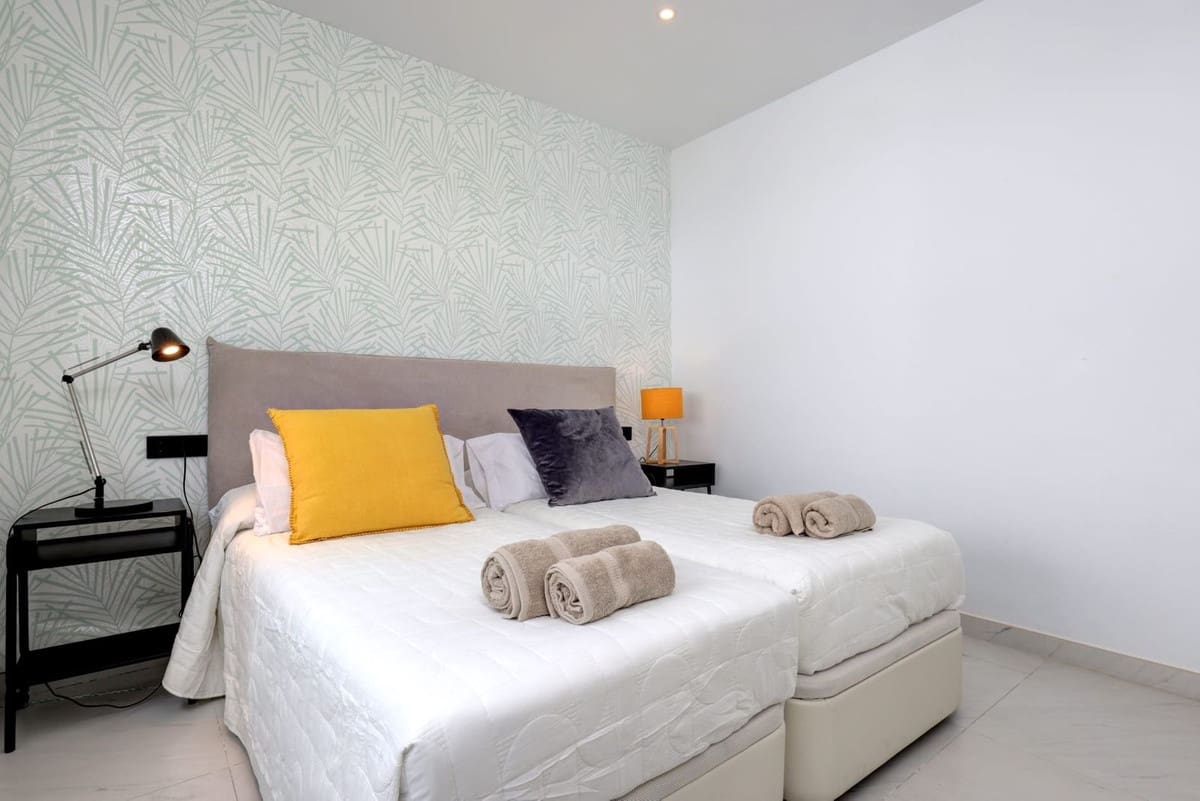 Apartamento de 2 habitaciones en Estepona en venta con piscina garaje - 565.000 € (Ref: 10034528)