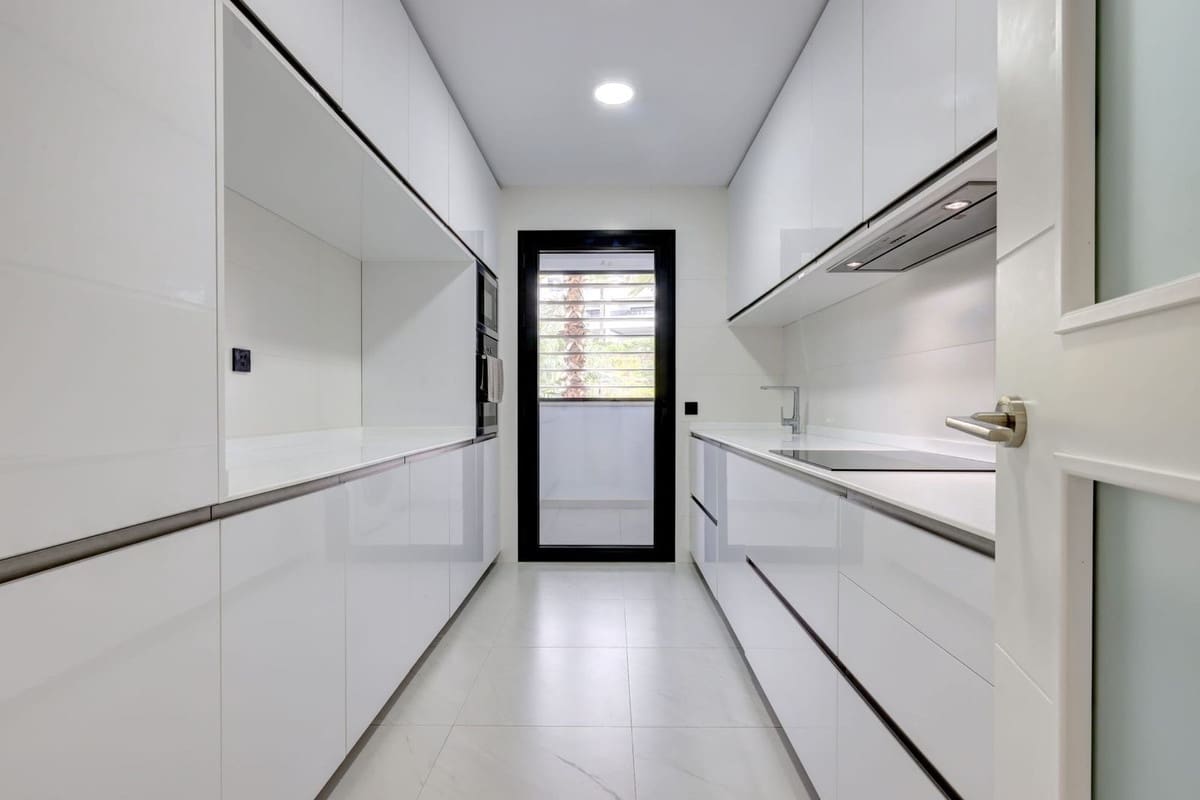 Apartamento de 2 habitaciones en Estepona en venta con piscina garaje - 565.000 € (Ref: 10034528)