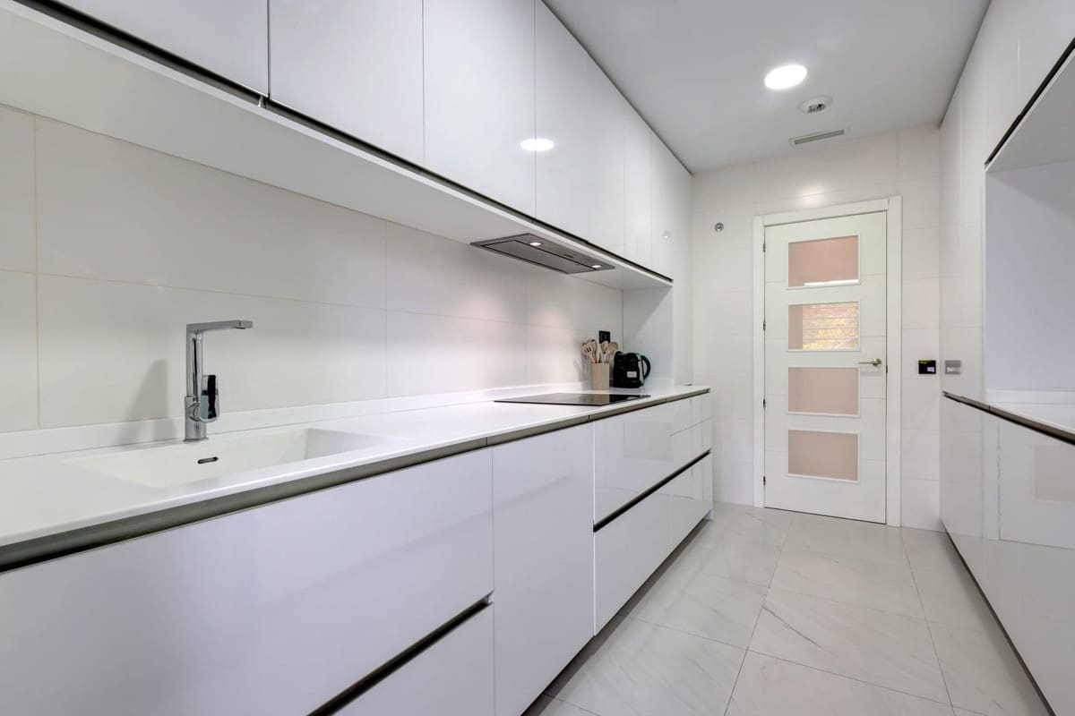 Apartamento de 2 habitaciones en Estepona en venta con piscina garaje - 565.000 € (Ref: 10034528)