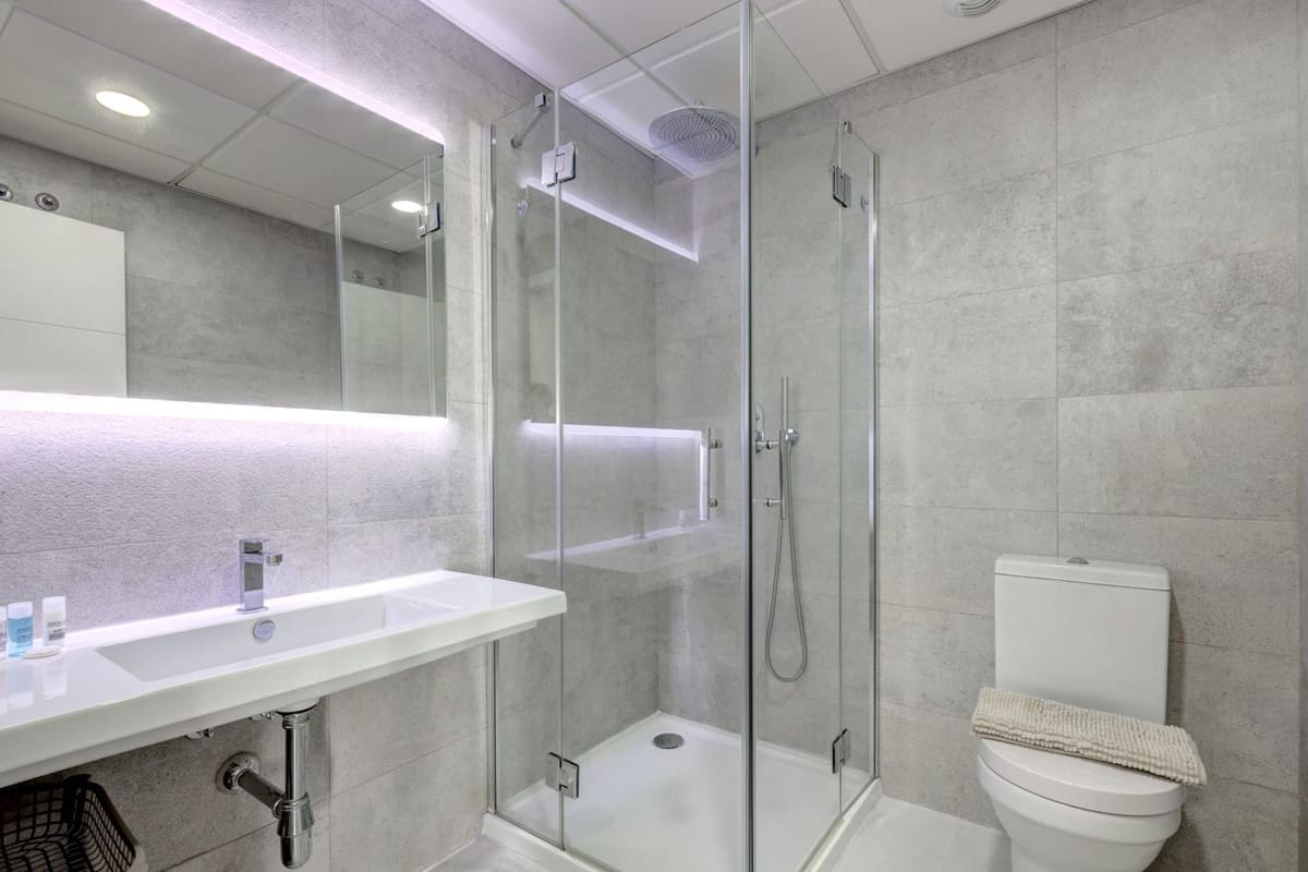 Apartamento de 2 habitaciones en Estepona en venta con piscina garaje - 565.000 € (Ref: 10034528)