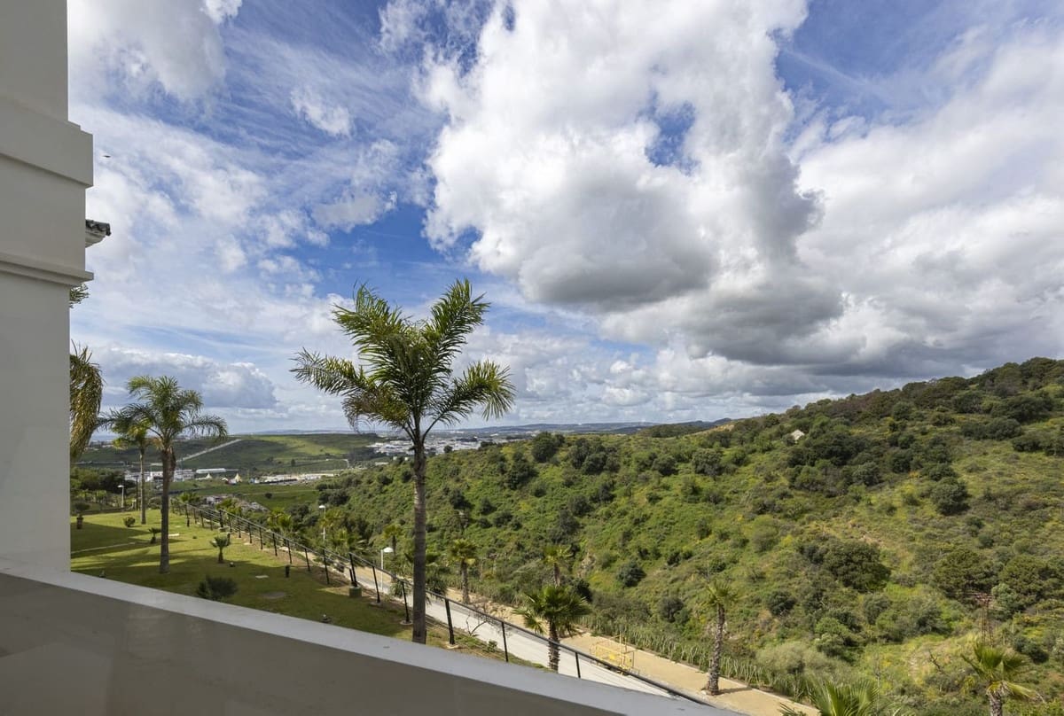 Apartamento de 2 habitaciones en Estepona en venta con piscina garaje - 565.000 € (Ref: 10034528)