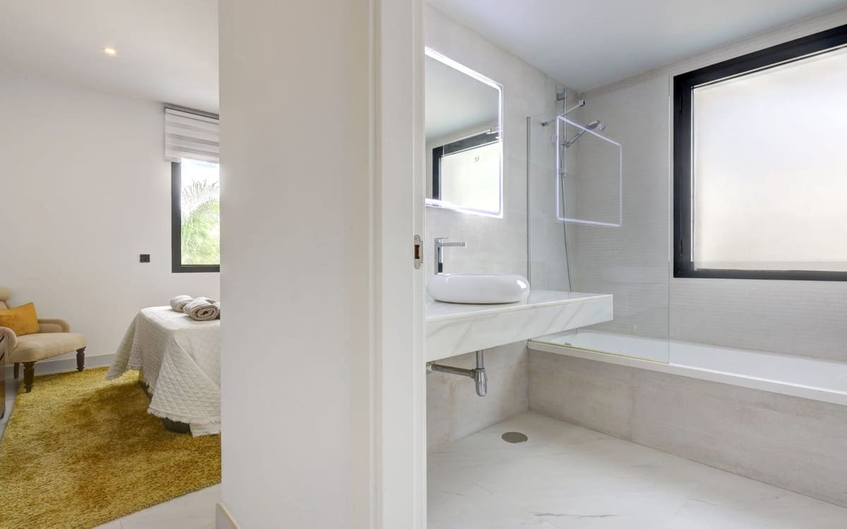 Apartamento de 2 habitaciones en Estepona en venta con piscina garaje - 565.000 € (Ref: 10034528)