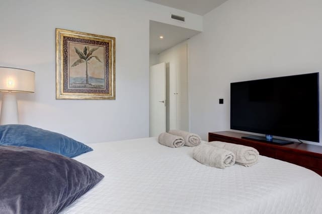 Apartamento de 2 habitaciones en Estepona en venta con piscina garaje - 565.000 € (Ref: 10034528)