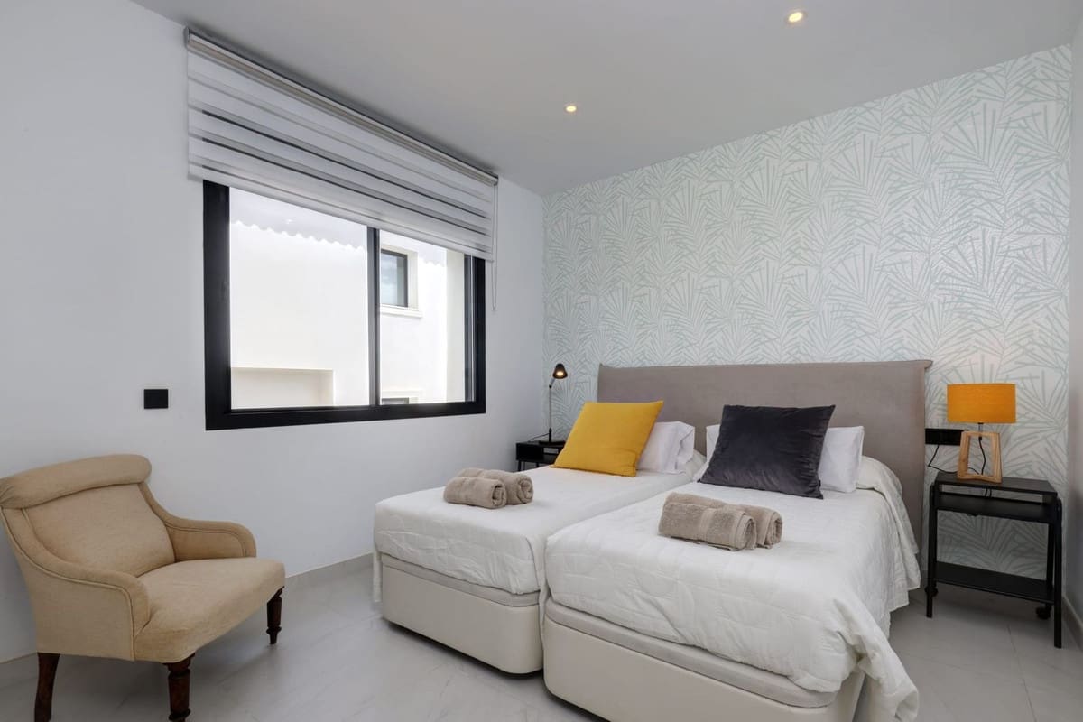 Apartamento de 2 habitaciones en Estepona en venta con piscina garaje - 565.000 € (Ref: 10034528)