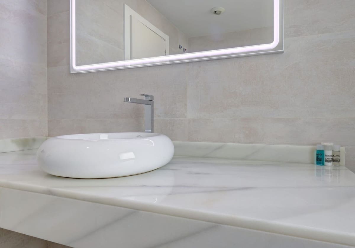 Apartamento de 2 habitaciones en Estepona en venta con piscina garaje - 565.000 € (Ref: 10034528)