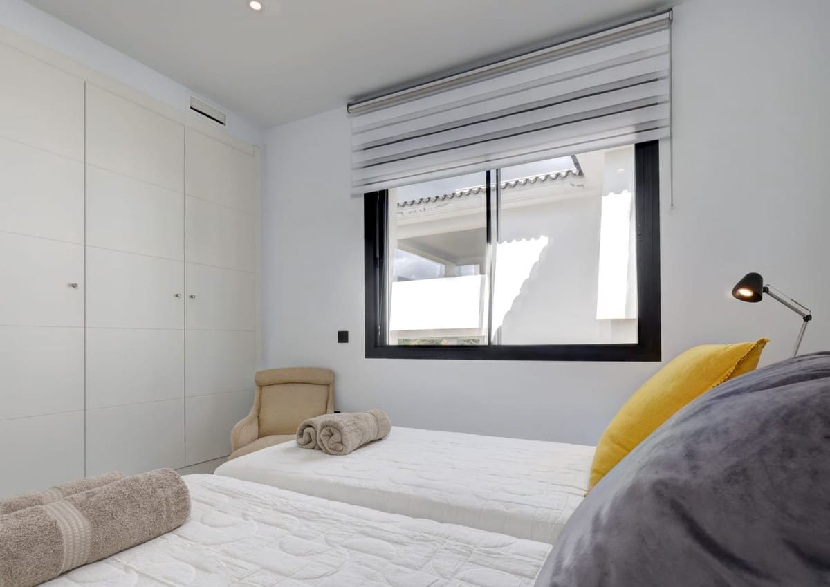 Apartamento de 2 habitaciones en Estepona en venta con piscina garaje - 565.000 € (Ref: 10034528)
