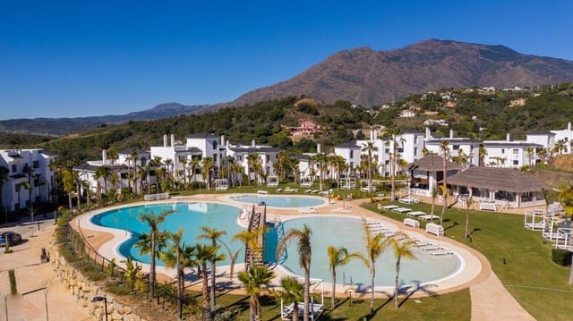 Apartamento de 2 habitaciones en Estepona en venta con piscina garaje - 565.000 € (Ref: 10034528)