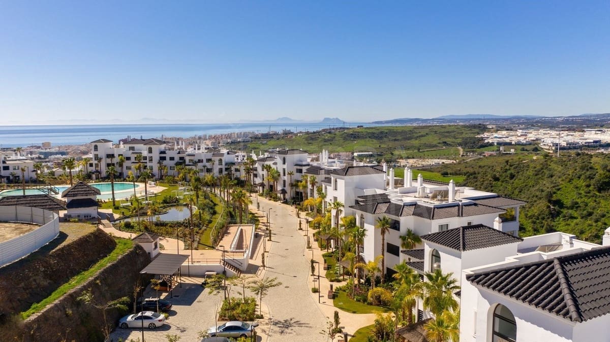 Apartamento de 2 habitaciones en Estepona en venta con piscina garaje - 565.000 € (Ref: 10034528)