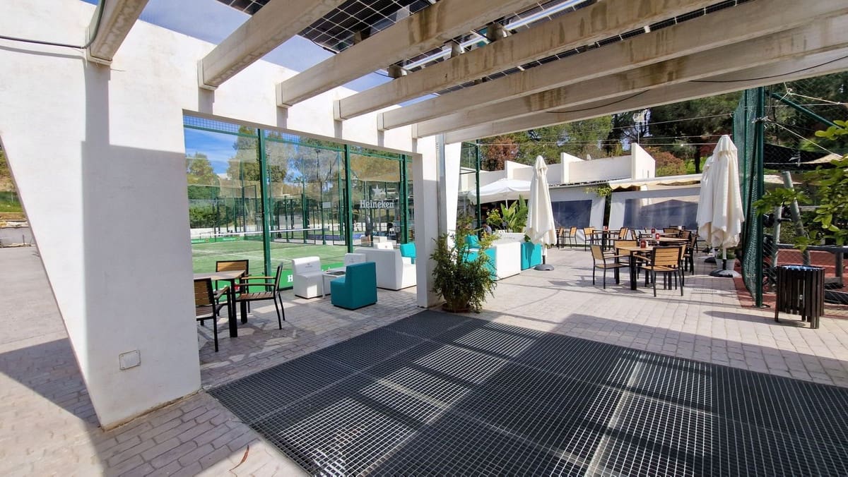 Apartamento de 2 habitaciones en Estepona en venta con piscina garaje - 565.000 € (Ref: 10034528)