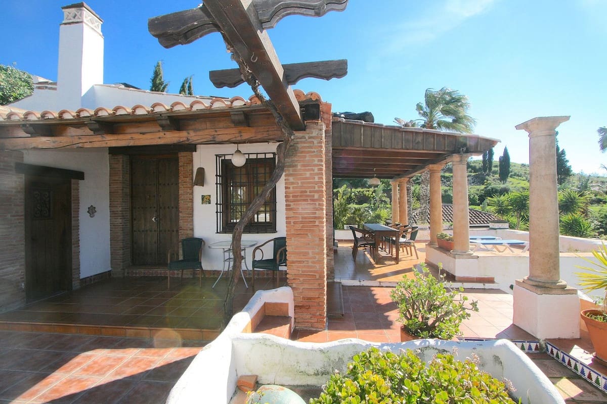 8 bedroom Villa for sale in Mijas with pool garage - € 1,590,000 (Ref: 10041508)
