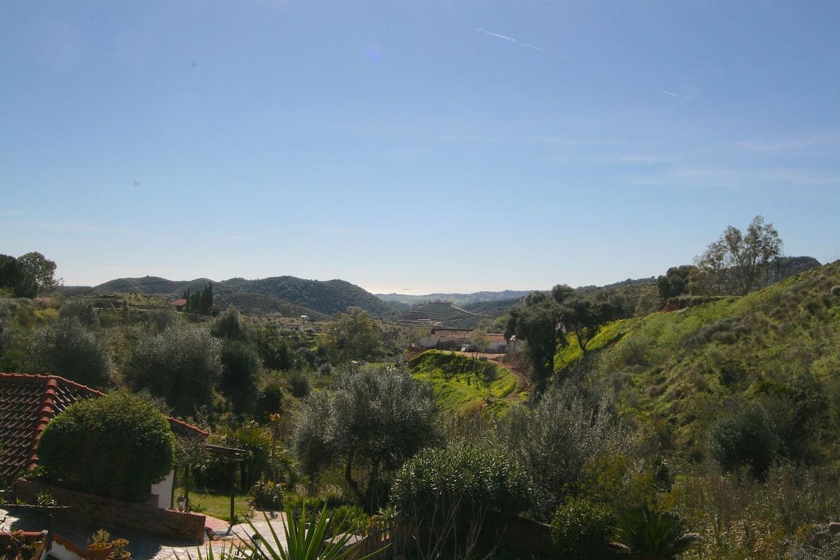 8 bedroom Villa for sale in Mijas with pool garage - € 1,590,000 (Ref: 10041508)