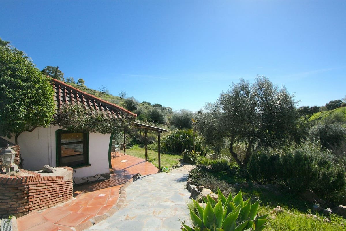 8 bedroom Villa for sale in Mijas with pool garage - € 1,590,000 (Ref: 10041508)
