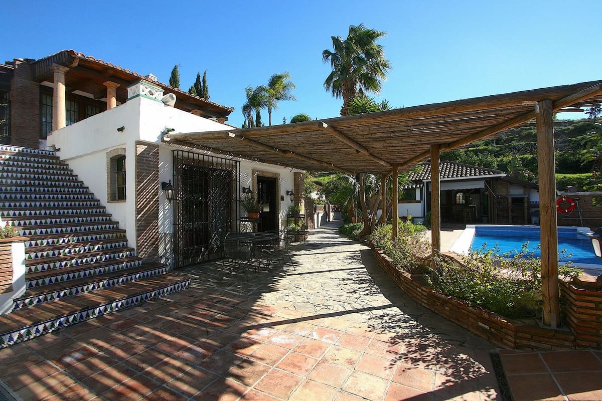 8 bedroom Villa for sale in Mijas with pool garage - € 1,590,000 (Ref: 10041508)