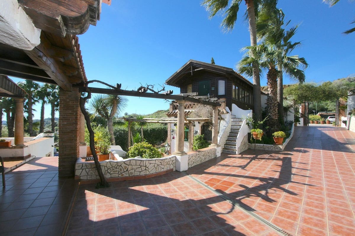 8 bedroom Villa for sale in Mijas with pool garage - € 1,590,000 (Ref: 10041508)