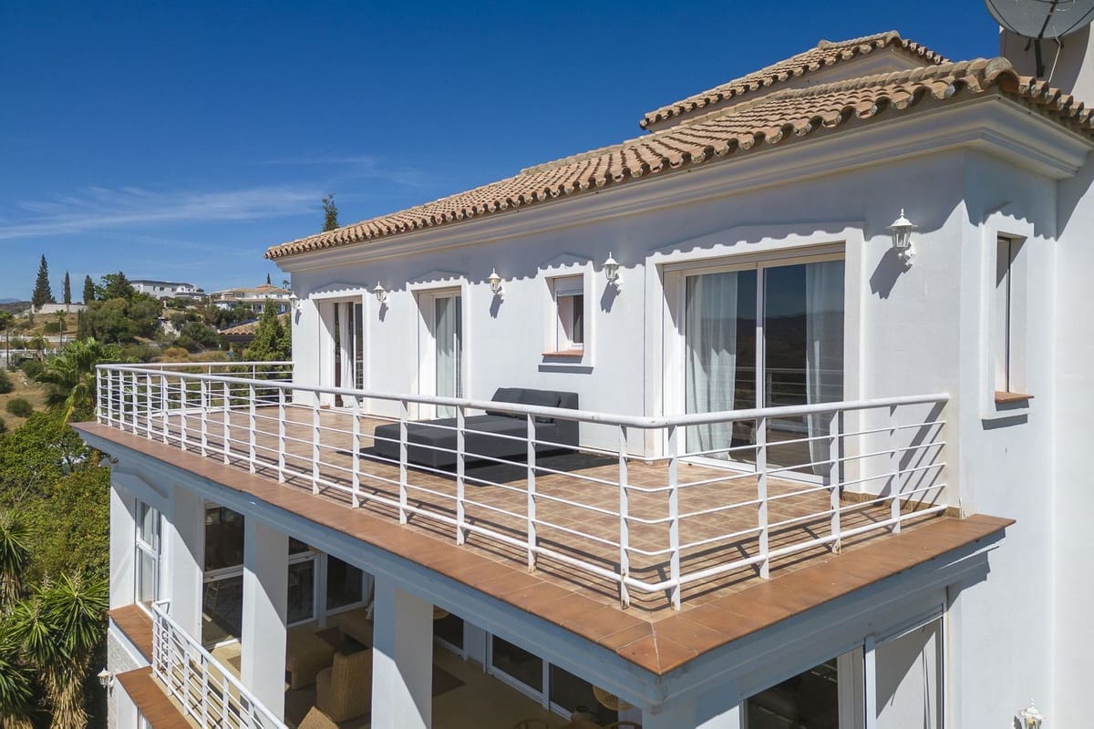 6 bedroom Villa for sale in Mijas with pool - € 1,790,000 (Ref: 10041513)