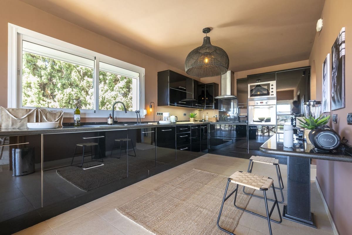 6 bedroom Villa for sale in Mijas with pool - € 1,790,000 (Ref: 10041513)