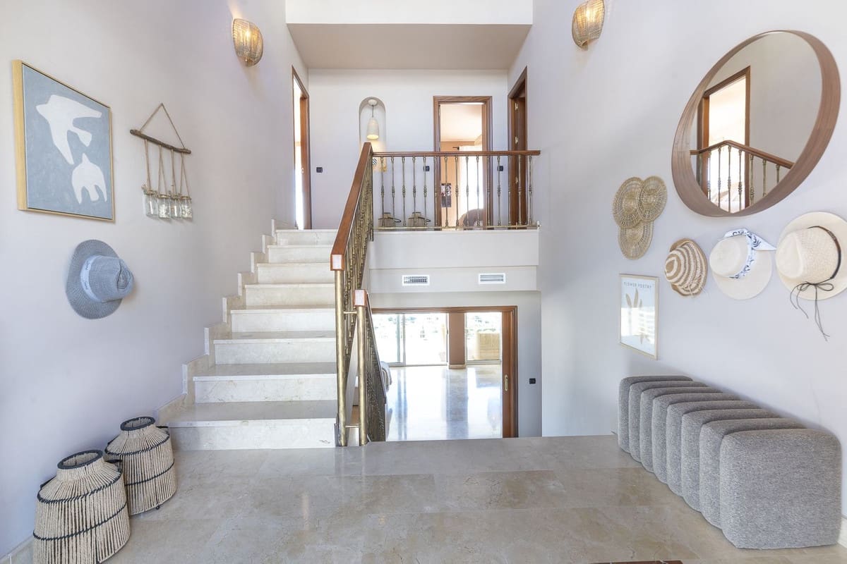 6 bedroom Villa for sale in Mijas with pool - € 1,790,000 (Ref: 10041513)