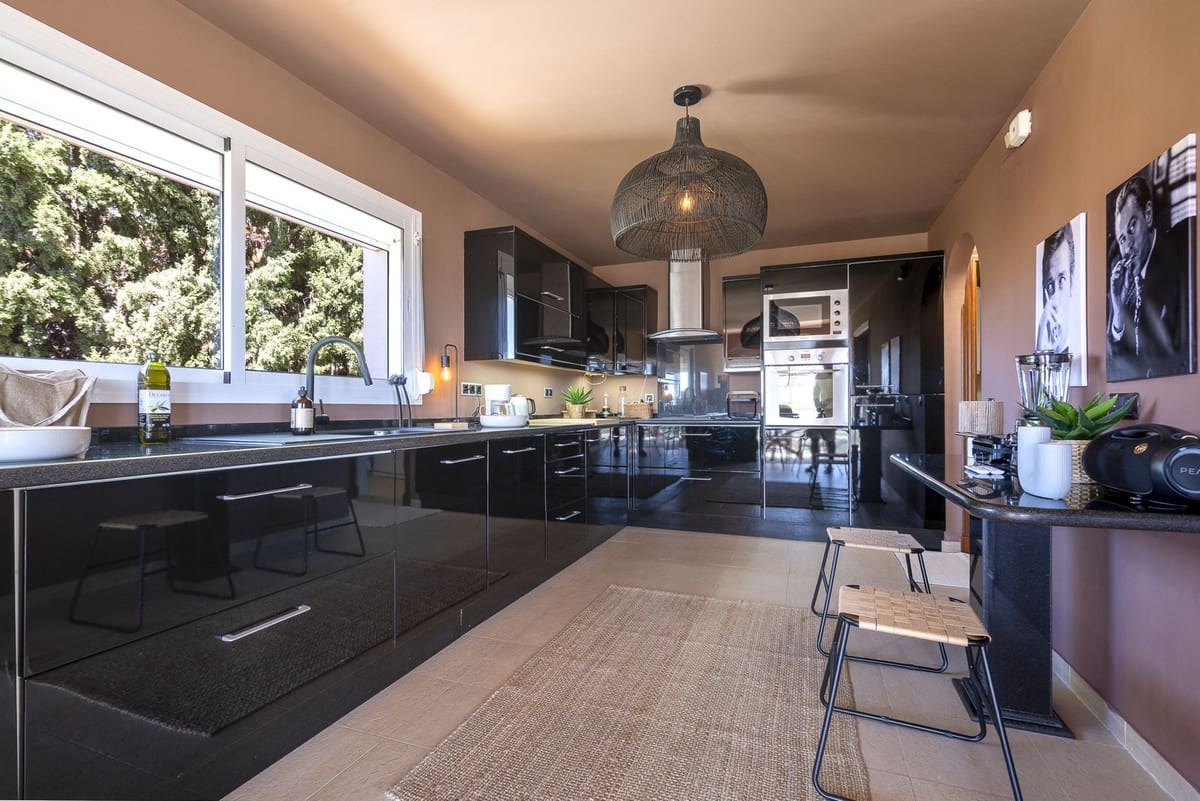 6 bedroom Villa for sale in Mijas with pool - € 1,790,000 (Ref: 10041513)