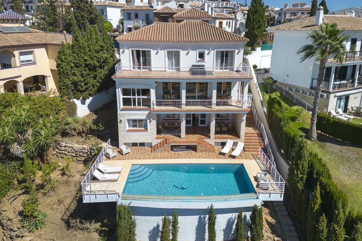 6 bedroom Villa for sale in Mijas with pool - € 1,790,000 (Ref: 10041513)