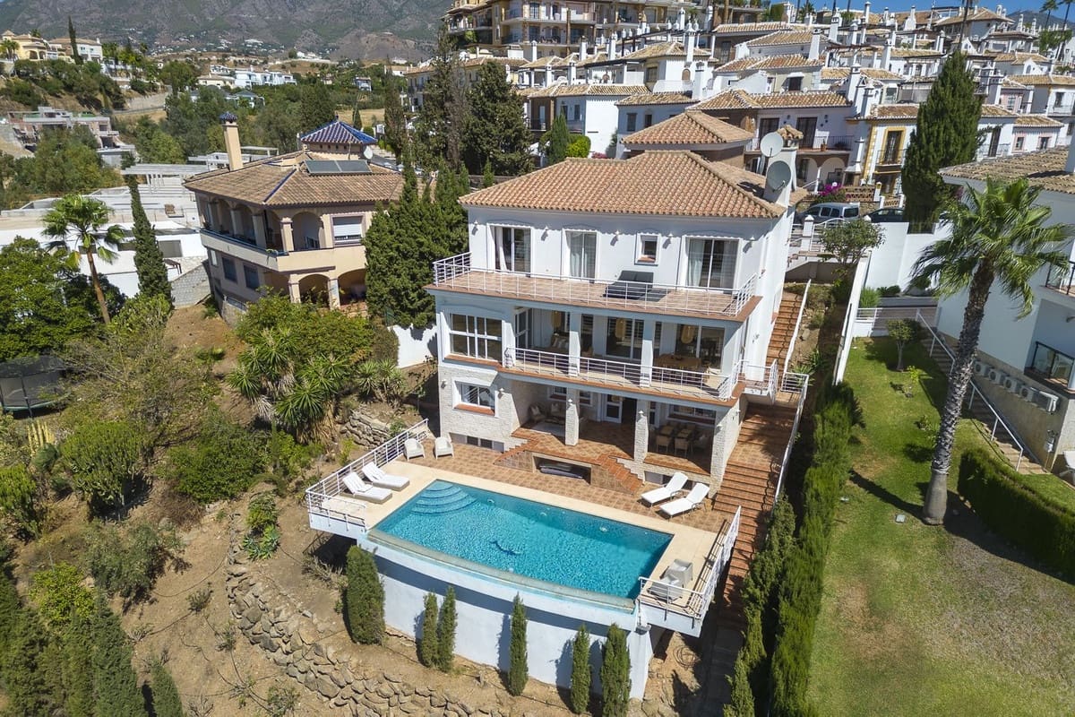 6 bedroom Villa for sale in Mijas with pool - € 1,790,000 (Ref: 10041513)