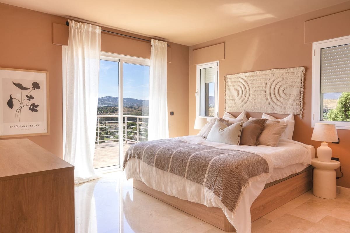 6 bedroom Villa for sale in Mijas with pool - € 1,790,000 (Ref: 10041513)