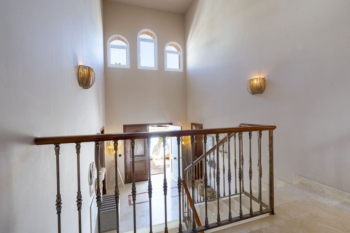 6 bedroom Villa for sale in Mijas with pool - € 1,790,000 (Ref: 10041513)