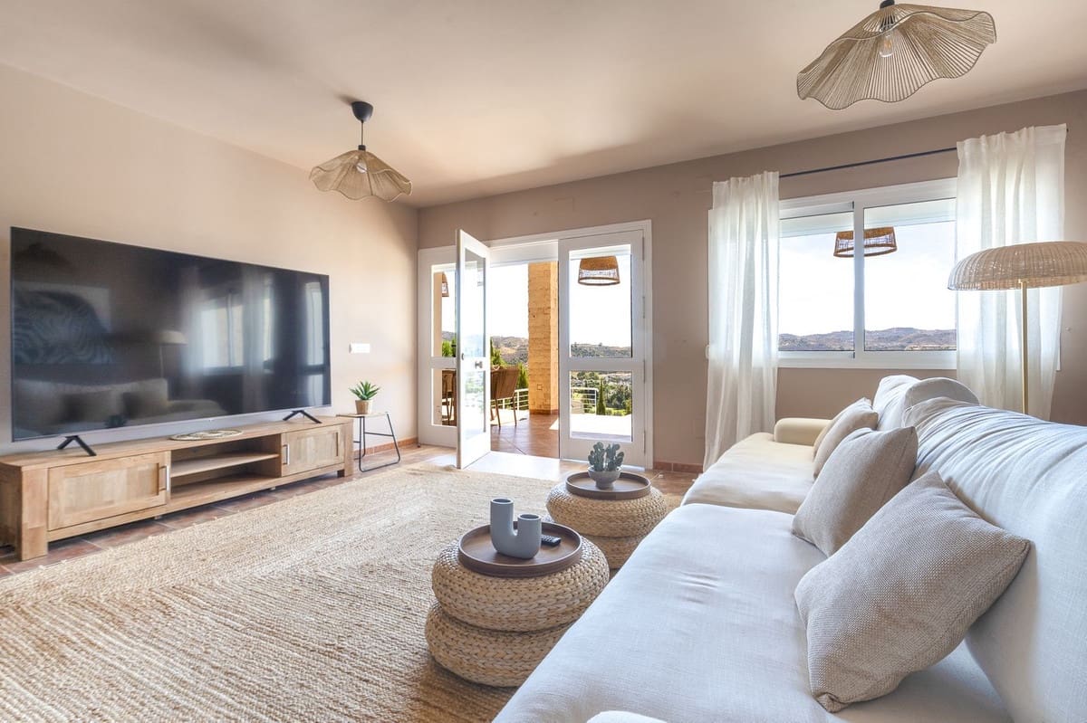 6 bedroom Villa for sale in Mijas with pool - € 1,790,000 (Ref: 10041513)
