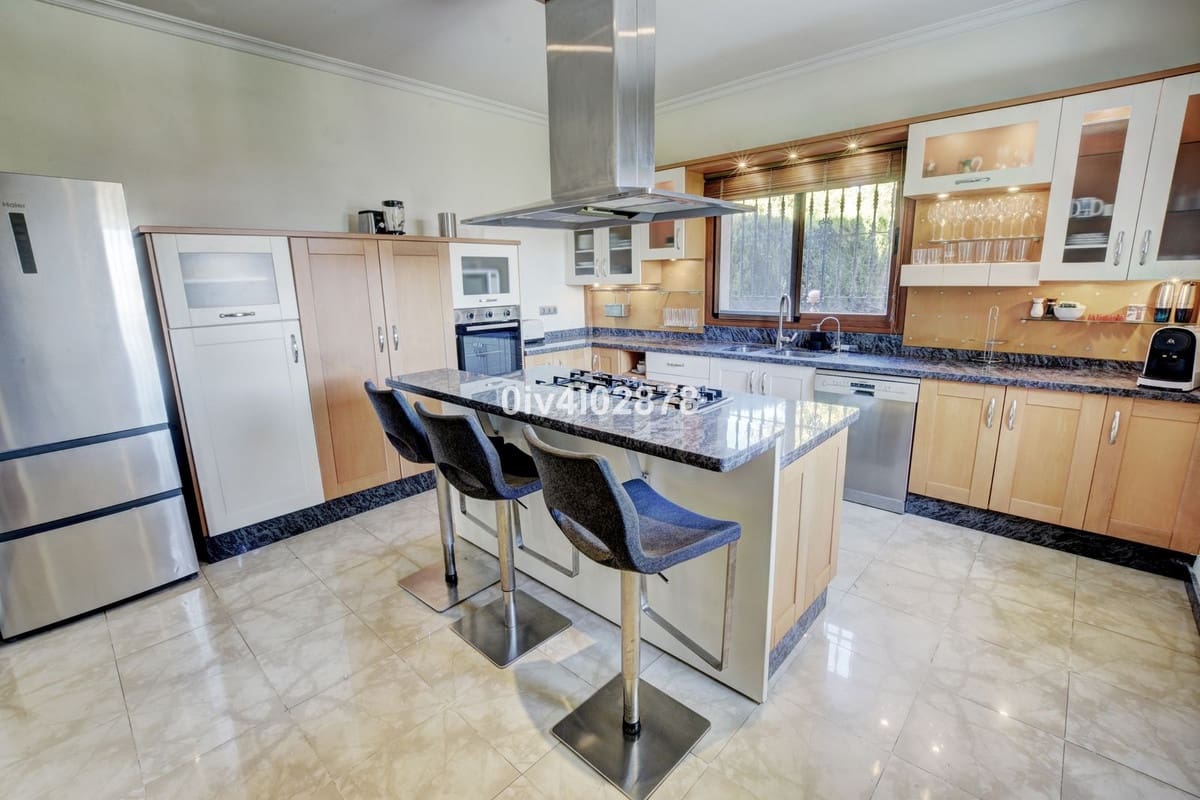 6 bedroom Villa for sale in Benalmadena Costa with pool garage - € 1,790,000 (Ref: 10041514)