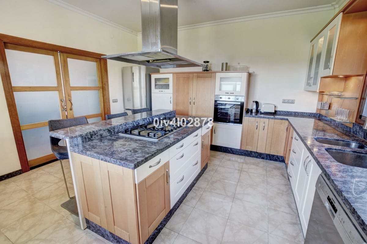 6 bedroom Villa for sale in Benalmadena Costa with pool garage - € 1,790,000 (Ref: 10041514)