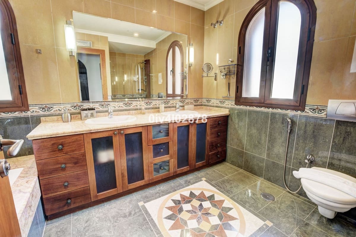 6 bedroom Villa for sale in Benalmadena Costa with pool garage - € 1,790,000 (Ref: 10041514)