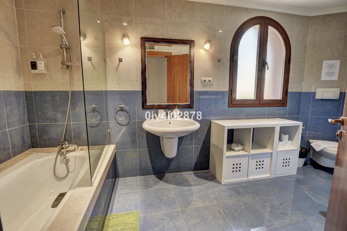 6 bedroom Villa for sale in Benalmadena Costa with pool garage - € 1,790,000 (Ref: 10041514)