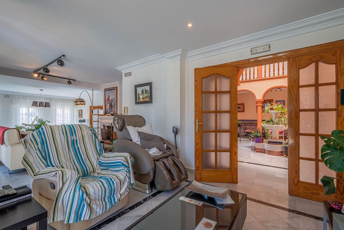 6 bedroom Villa for sale in Arroyo de la Miel with pool garage - € 1,750,000 (Ref: 10041516)