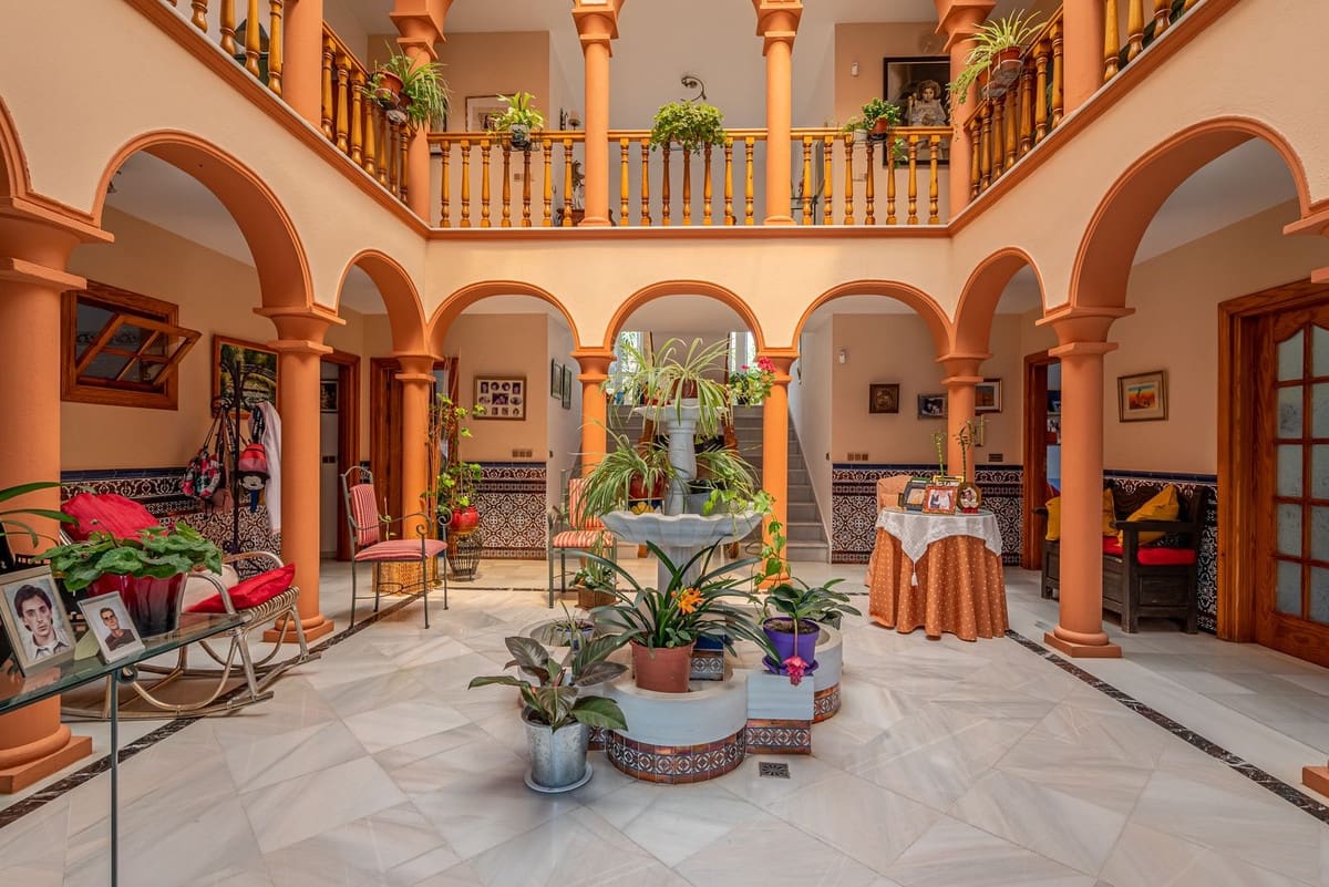 6 bedroom Villa for sale in Arroyo de la Miel with pool garage - € 1,750,000 (Ref: 10041516)