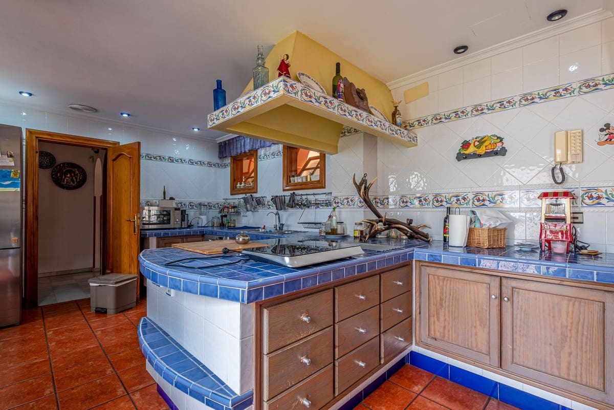 6 bedroom Villa for sale in Arroyo de la Miel with pool garage - € 1,750,000 (Ref: 10041516)