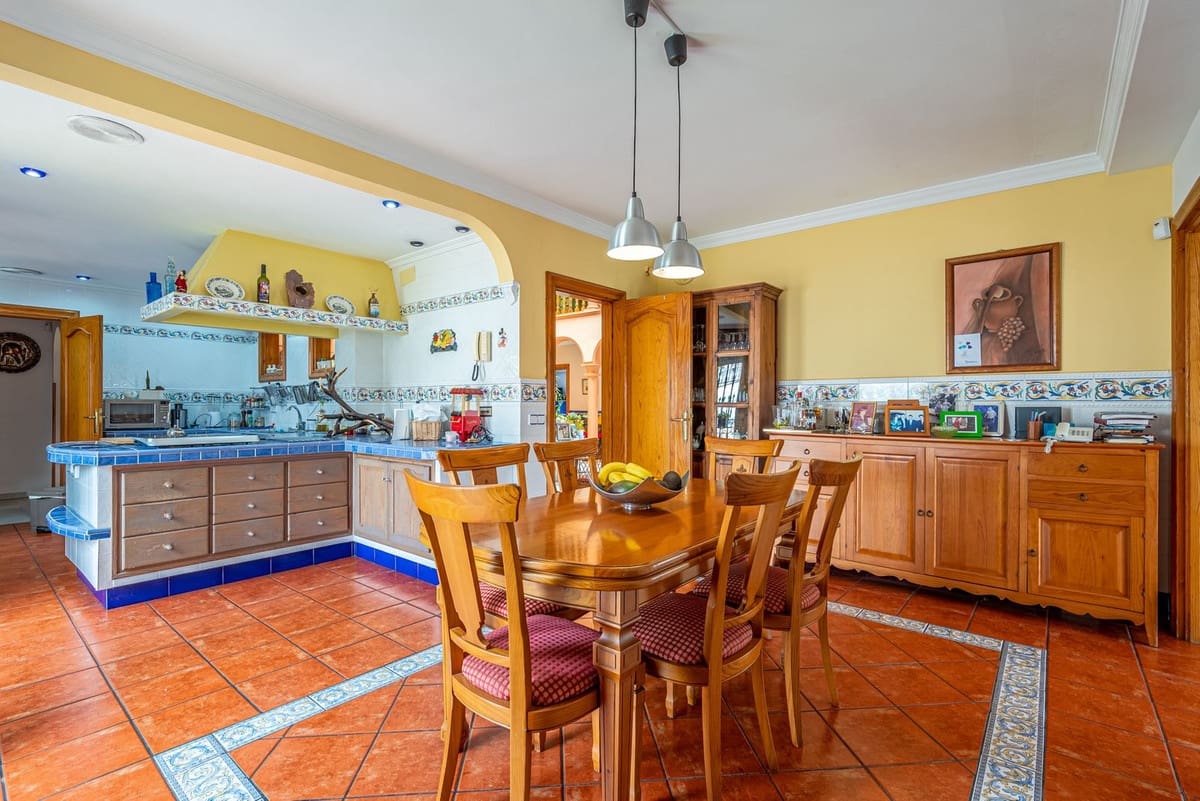 6 bedroom Villa for sale in Arroyo de la Miel with pool garage - € 1,750,000 (Ref: 10041516)