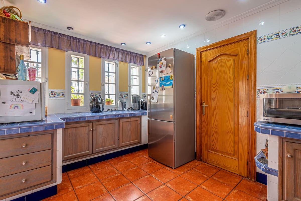 6 bedroom Villa for sale in Arroyo de la Miel with pool garage - € 1,750,000 (Ref: 10041516)