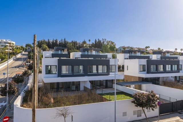 Casa de 4 habitaciones en Atalaya-Isdabe, Estepona en venta con piscina garaje - 1.050.000 € (Ref: 10041658)