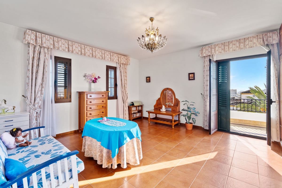 5 bedroom Villa for sale in Arroyo de la Miel with pool garage - € 999,000 (Ref: 10041659)