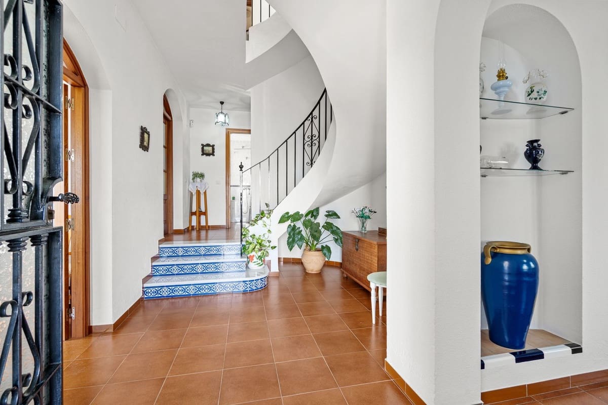 5 bedroom Villa for sale in Arroyo de la Miel with pool garage - € 999,000 (Ref: 10041659)