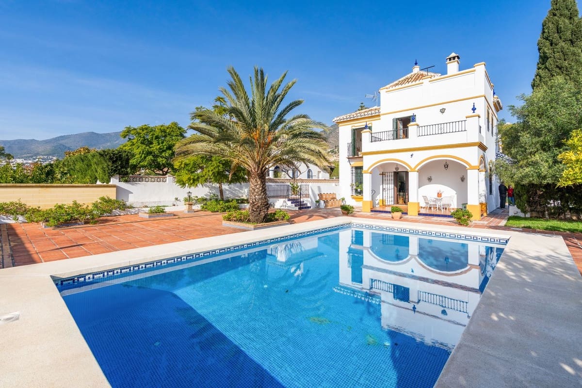 5 bedroom Villa for sale in Arroyo de la Miel with pool garage - € 999,000 (Ref: 10041659)